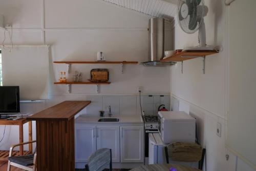 Una cocina o zona de cocina en Les cabanes de macarena 2