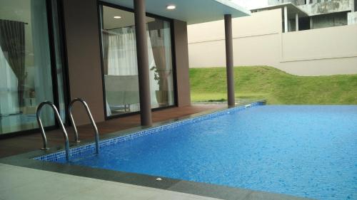 - une piscine au milieu d'un bâtiment dans l'établissement SleepRest @ Nagoya Valley, à Nagoya