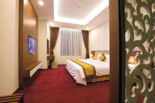 Кровать или кровати в номере Hùng Mạnh Plaza Hotel