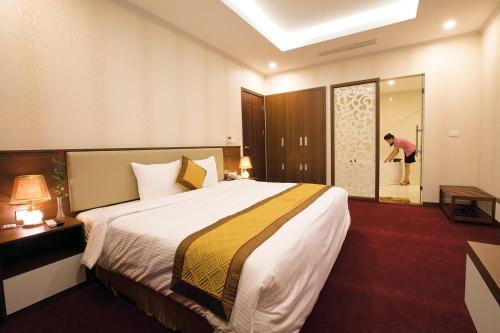 Кровать или кровати в номере Hùng Mạnh Plaza Hotel