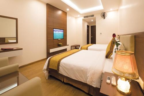 Кровать или кровати в номере Hùng Mạnh Plaza Hotel