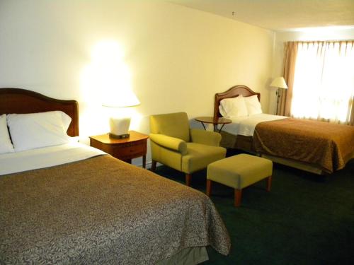 Tempat tidur dalam kamar di Fairway Inn by the Falls