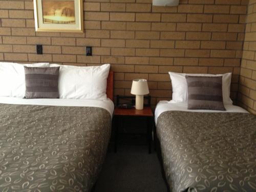Cama o camas de una habitación en Rippleside Park Motor Inn
