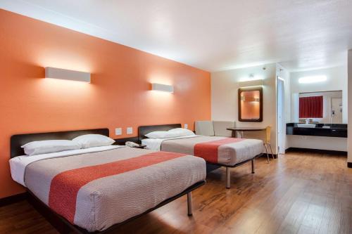 Postel nebo postele na pokoji v ubytování Motel 6-Bremen, GA