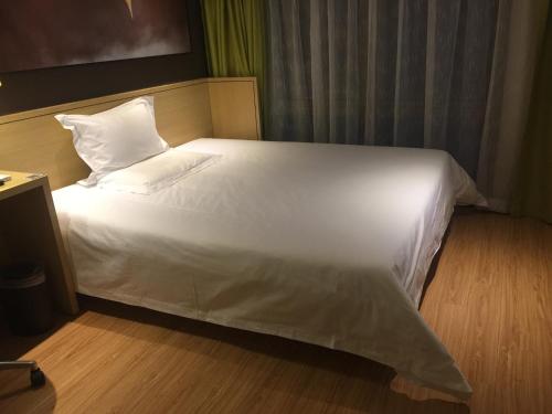 A bed or beds in a room at IU Hotel Beijing Life Science Park Station