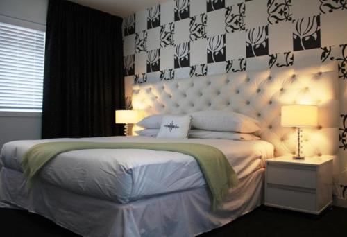 En eller flere senge i et værelse på Regent of Rotorua Boutique Hotel