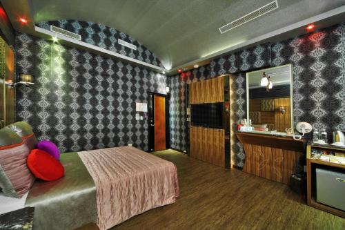 a hotel room with a bed and a bathroom at Giyoche Motel in Wanli