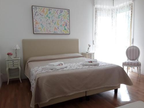 ローマにあるL'Incantevole Aventinoのベッドルーム1室(ベッド1台、タオル2枚付)