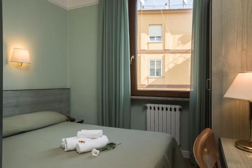 ローマにあるホテル ヴィラ ローザのベッドと窓が備わるホテルルーム