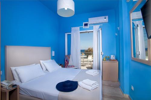 מיטה או מיטות בחדר ב-Poseidon Beach Hotel