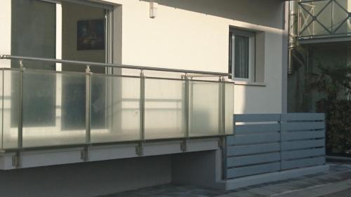 Un balcón en una casa con una ventana. en casa olmo, en Caorle