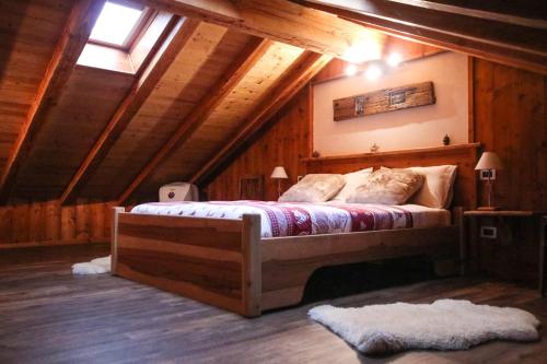 アオスタにあるMaison D'Antan Alloggio ad uso turistico VDA CHARVENSOD n 0022のベッドルーム(ベッド付)1室(屋根裏部屋)