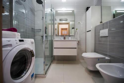 Bilik mandi di Apartments Babo