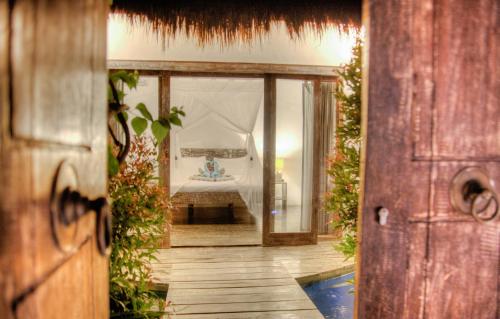 Blick auf ein Zimmer mit einem Bett durch eine Tür in der Unterkunft Atoll Haven Villas in Gili Air