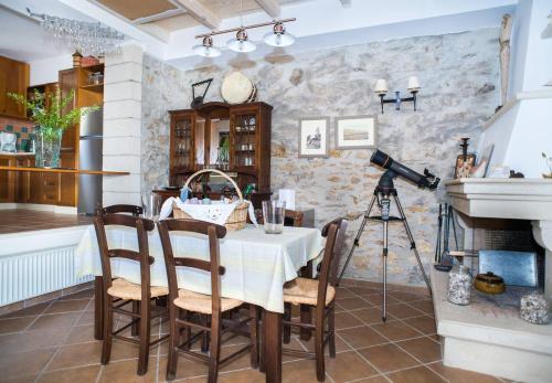 een eetkamer met een tafel en een camera bij Agrilos Sea View House in Mirsíni