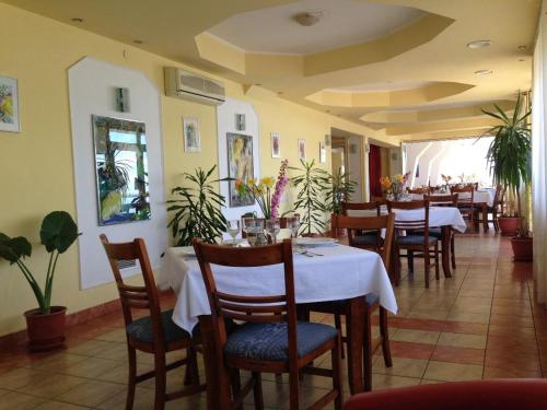 מסעדה או מקום אחר לאכול בו ב-Hotel Sucidava