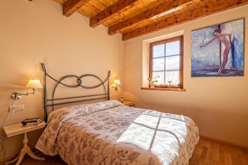 a bedroom with a bed and a window at Casa con encanto en la Cerdaña Francesa in Estavar