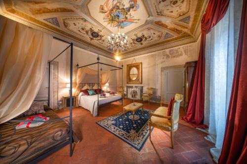 een slaapkamer met een hemelbed en een schuin plafond bij SWEET TUSCANY CAVOUR in Arezzo