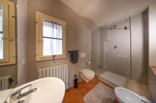 een badkamer met een wastafel, een toilet en een douche bij SWEET TUSCANY CAVOUR in Arezzo