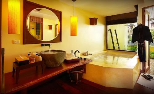 A bathroom at Chantaramas Resort