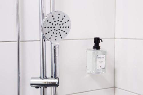 ein Waschbecken mit einer Flasche Seife daneben in der Unterkunft Hotel Spekeröd in Stenungsund