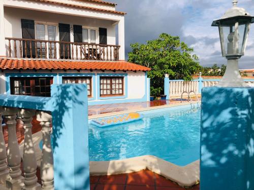 Villa con piscina frente a una casa en Fatima Belavista & Pool, en Fátima