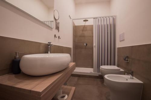 bagno con lavandino e servizi igienici di Interno 10 Cavour a Napoli