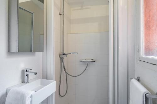 y baño con lavabo y ducha. en Honorê - Suite Mercière, en Lyon