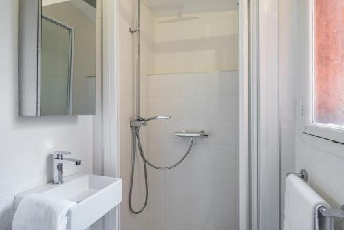 une salle de bain avec un lavabo et une douche dans l'établissement Honorê - Suite Mercière, à Lyon