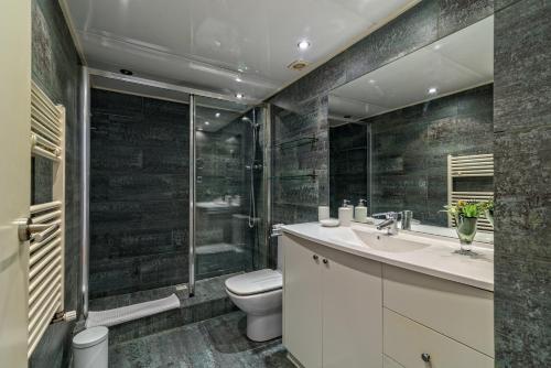 A bathroom at Apartamento con encanto en Badalona