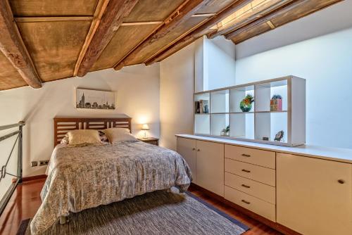 A bed or beds in a room at Apartamento con encanto en Badalona