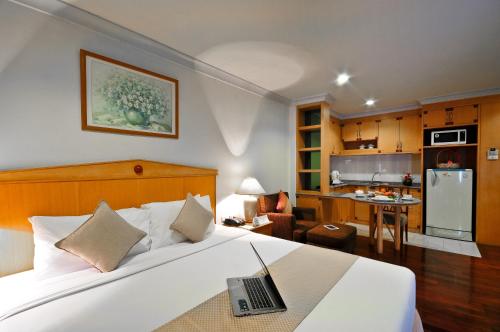 Kuchyň nebo kuchyňský kout v ubytování Admiral Suites Bangkok