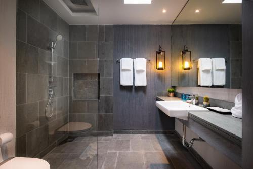 Bilik mandi di Karon Beach Pool Villa - Sha Extra Plus