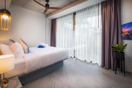 Katil atau katil-katil dalam bilik di Karon Beach Pool Villa - Sha Extra Plus
