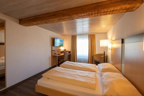 ein Schlafzimmer mit einem großen Bett in einem Zimmer in der Unterkunft Hotel zum goldenen Kreuz in Frauenfeld