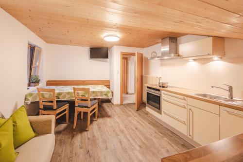 Una cocina con una mesa y un comedor. en Reden Hof, en Selva dei Molini