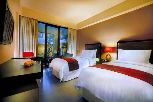 Postel nebo postele na pokoji v ubytování 100 Sunset Kuta Hotel & Ballroom