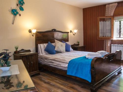 A bed or beds in a room at Casa rural Can Canà Natura a la Cerdanya