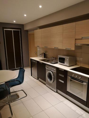 Dapur atau dapur kecil di Beachfront Amazing New Apartment