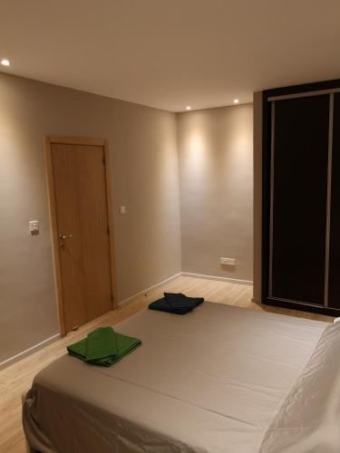 Katil atau katil-katil dalam bilik di Beachfront Amazing New Apartment