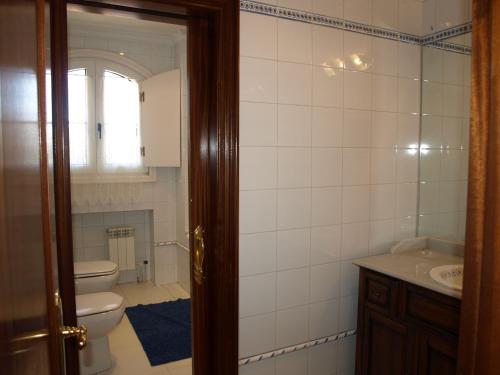 La salle de bains est pourvue de toilettes et d'un lavabo. dans l'établissement LASAILEKU, à Bilbao