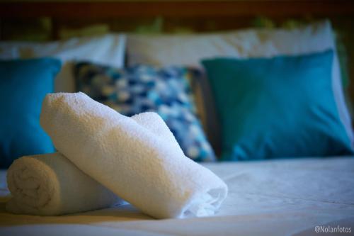 a towel on top of a bed with a knee injury at Pousada Watu Kerere in Praia do Rosa