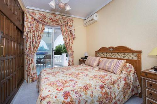 シウダー・ケサダにあるCH Villa Murillo Ciudad Quesadaのベッドルーム(大型ベッド1台、窓付)