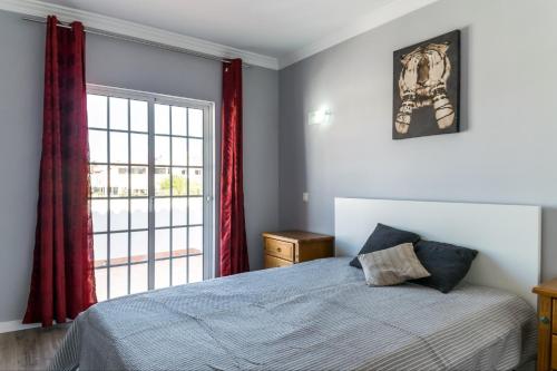 阿爾布費拉的住宿－Akivillas Oura Targa，一间卧室设有一张床和一个大窗户