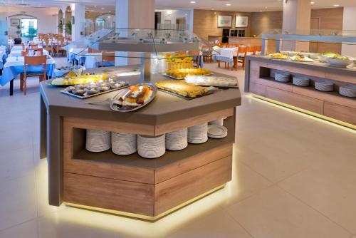 een buffet met eten in een restaurant bij Mercè in Pineda de Mar