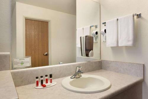 Kylpyhuone majoituspaikassa Travelodge by Wyndham Belen