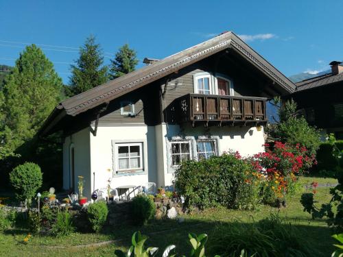 Un jardín fuera de Rosis Cottage