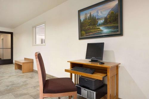 TV a/nebo společenská místnost v ubytování Travelodge by Wyndham Belen