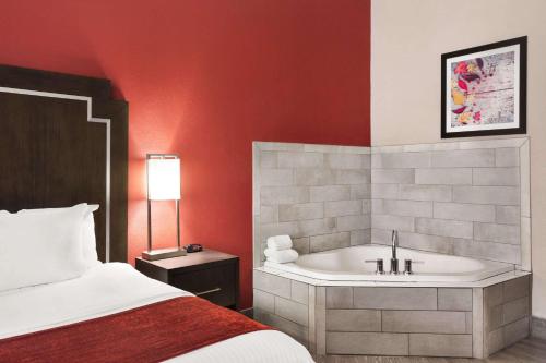Days Inn & Suites by Wyndham Murfreesboroにあるベッド