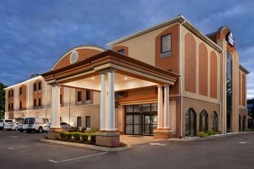 マーフリーズボロにあるDays Inn & Suites by Wyndham Murfreesboroの前に駐車場がある大きな建物